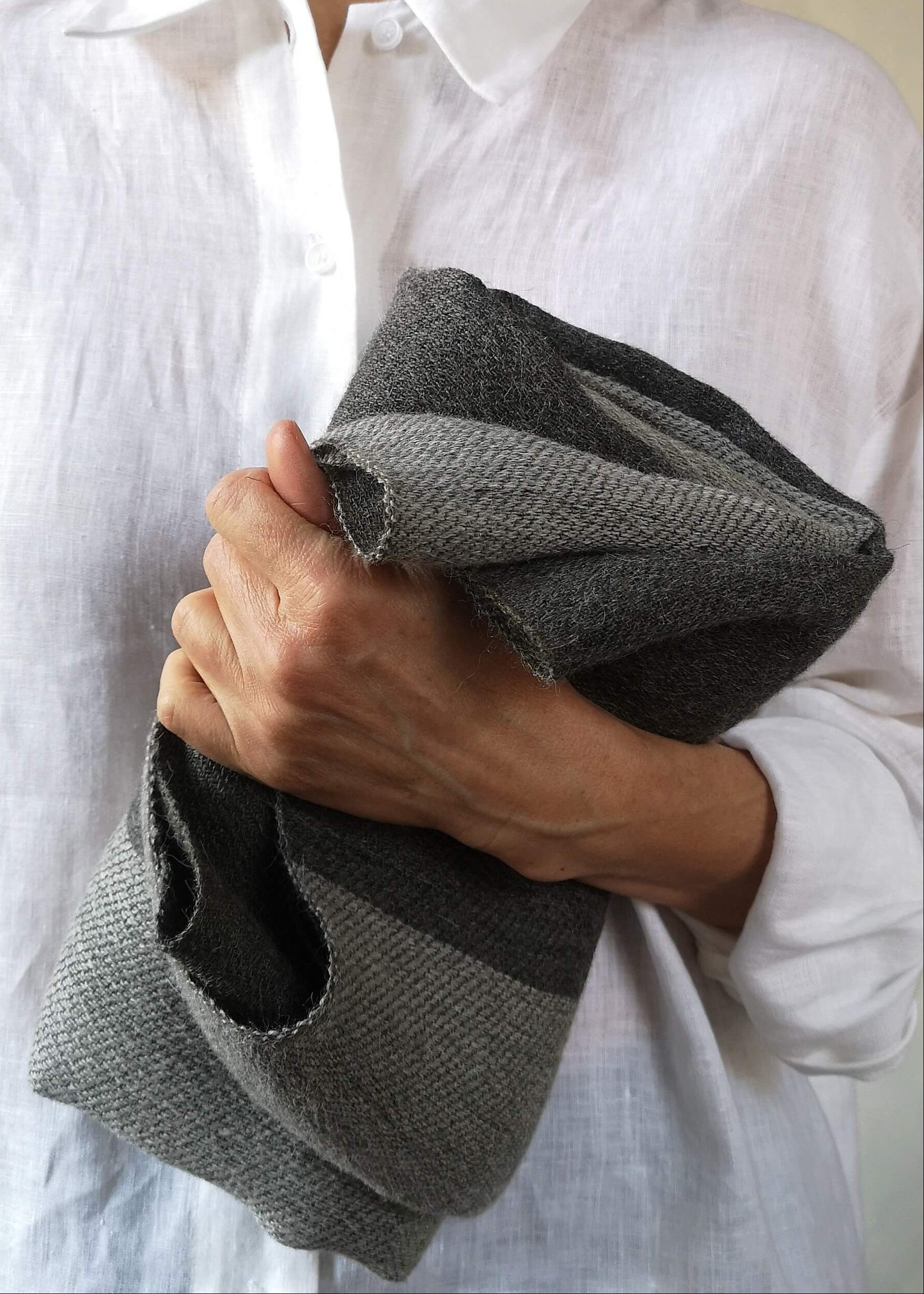 Handgewebter doppelseitiger Schal aus Leinen und Wolle FIESTA